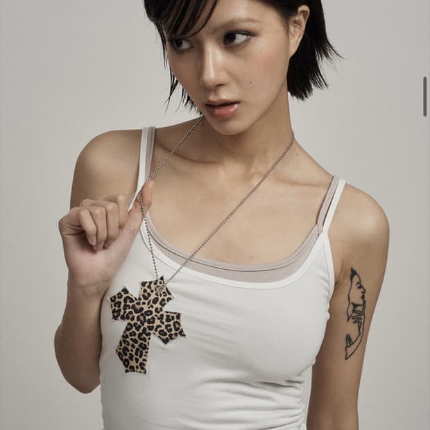 (새상품) 일리오 화이트 레오파드 크로스 네크리스 슬리브리스 나시