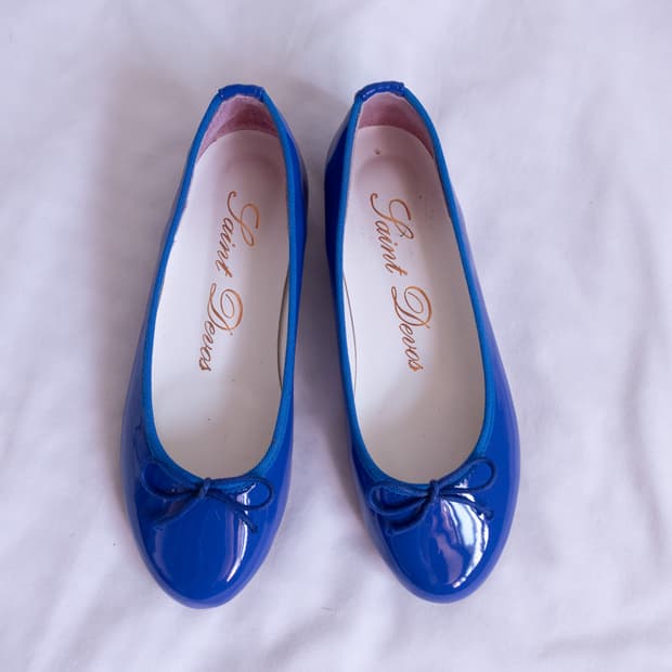 Glossy blue flat shoes