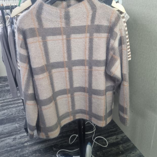 이태리명품 안드레모리스 고급스러운 체크 패턴의 니트