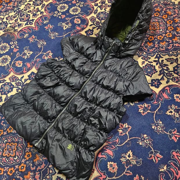 코오롱(Kolon) 케이프 숄더 구스다운 유광 패딩 베스트