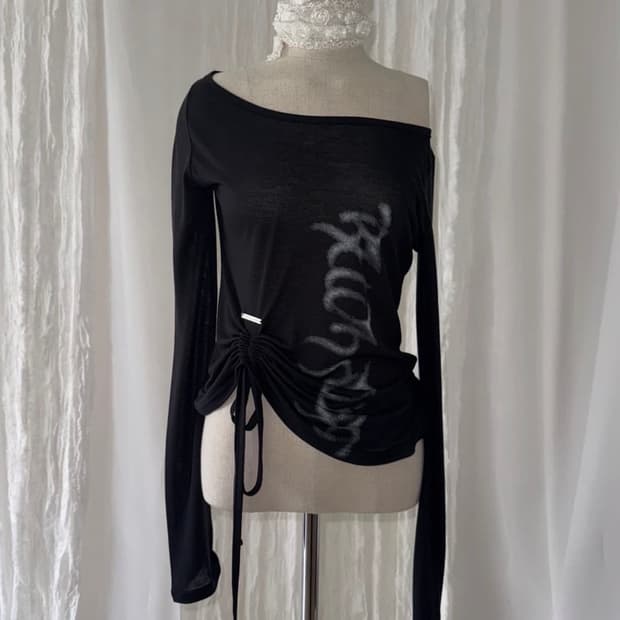 에트오소메 원숄더 롱슬리브 셔링탑 빛오