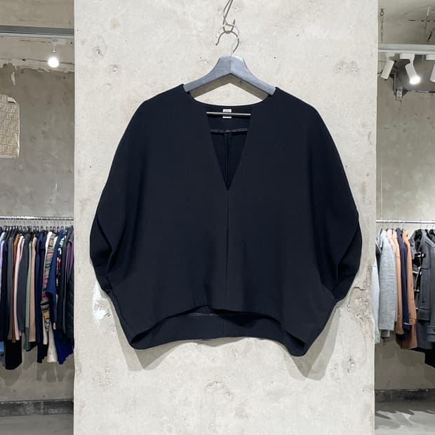 토템 블랙 페니턴 퍼프 슬리브 블라우스