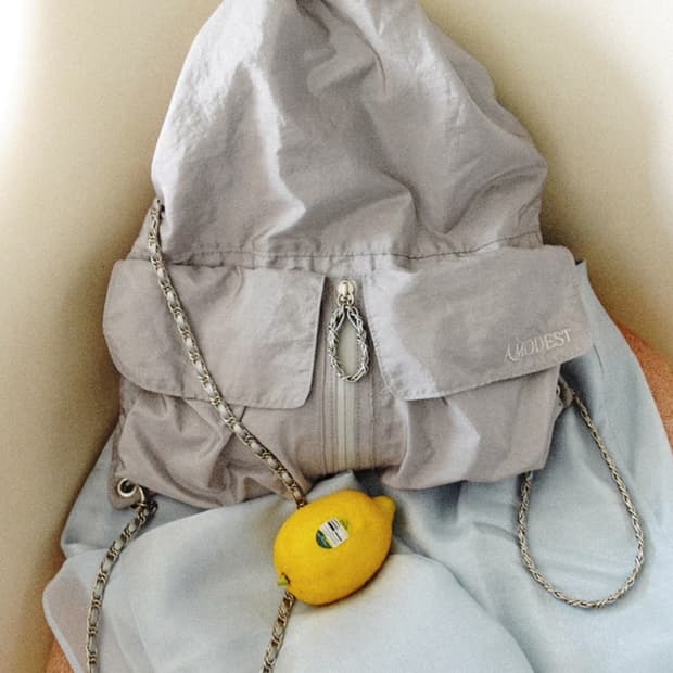 새제품) 모데스트무드 백팩 실버 Amodest Bag (silver)