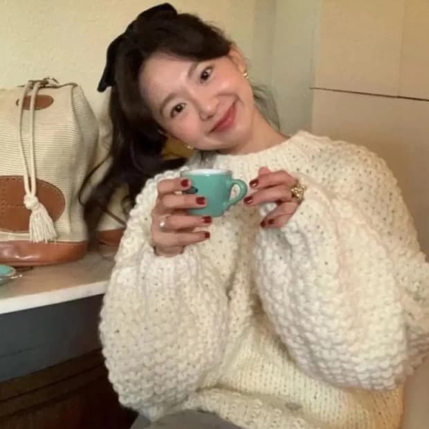 베뉴먼트 핸드 니트 스웨터