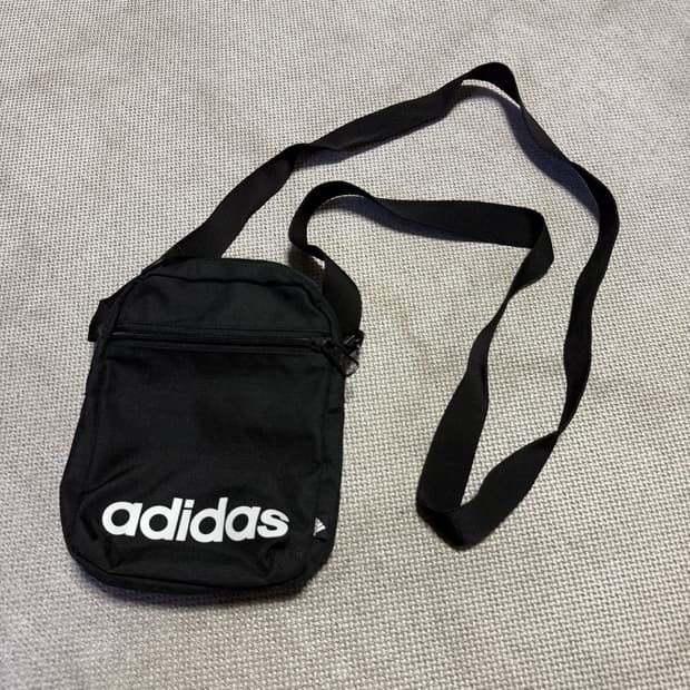 아디다스 블랙 미니 크로스백