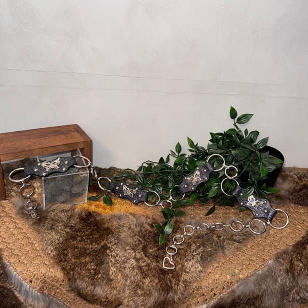 Metal black butterfly charm stud 체인벨트