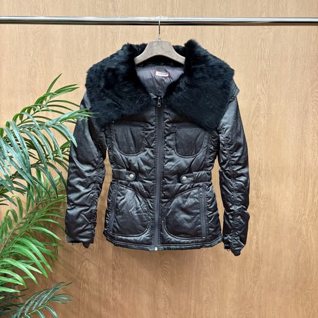 막스앤코 슬림핏 숏 퀄팅 패딩 자켓 넥 라인 블랙 퍼 트리밍 디테일 차콜