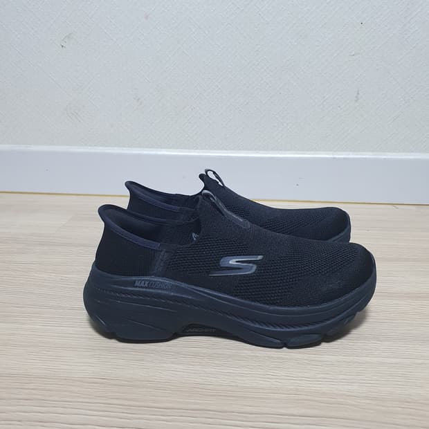 스케쳐스 맥스쿠션 아치핏 블랙 슬립온 235