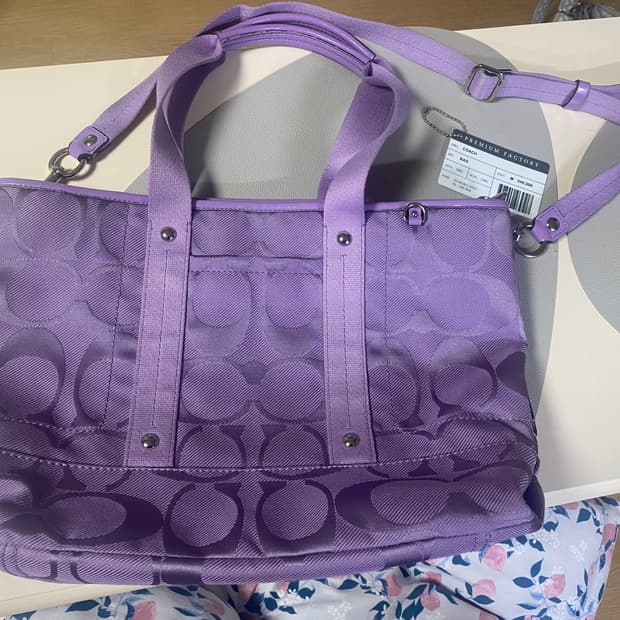 코치 라벤더색상 중대형백 