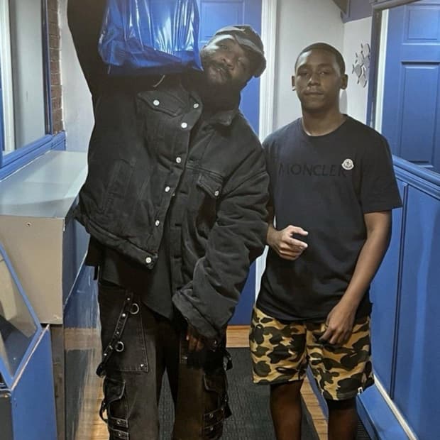 에이삽 바리와 양갱님이  입은 발렌시아가 간지깡패 데님 패딩 자켓 흑청