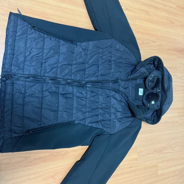 Cp컴퍼니 경량패딩  팝니다 (급처)