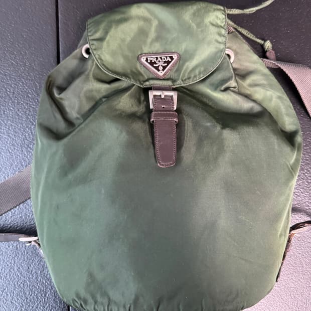 프라다 포코노 나일론 백팩 (올리브)