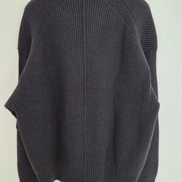 삽니다] 유아인 무탠다드 니트