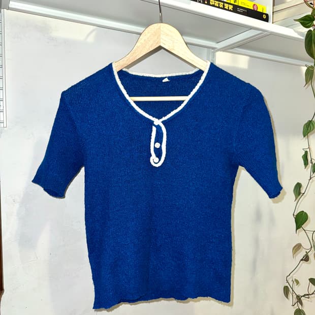 Blue knit t-shirts