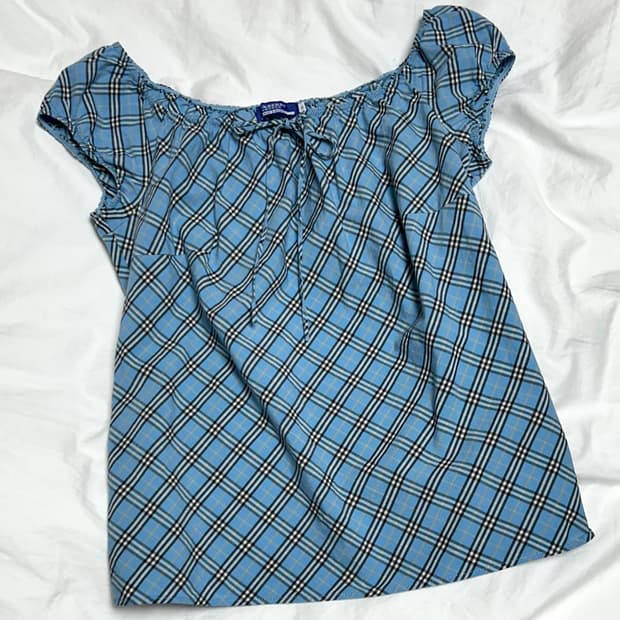 희귀) 버버리 블루라벨 오프숄더 리본 셔링 블루 탑 슬리브리스 나시 y2