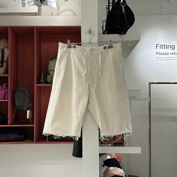 캐피탈 화이트 버클 디테일 데님 쇼츠