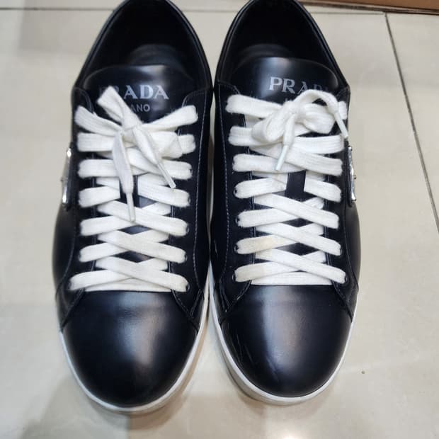 프라다 브러시드 레더 스니커즈 8.5