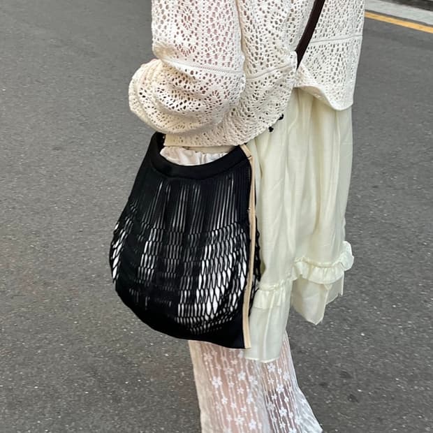 르메르 나일론 네트 라지 크로스바디 필트 네트백 블랙