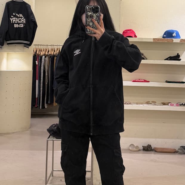 엄브로 빅로고 후드집업 블랙 U1570