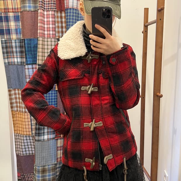 Levi’s 레드 체크 퍼 더플 자켓