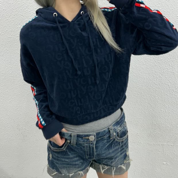 쥬시꾸뛰르 사이드 로고라인 패턴 네이비 벨벳 크롭후드 XS