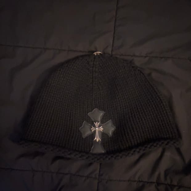 크롬하츠 크로스 참 패치 비니