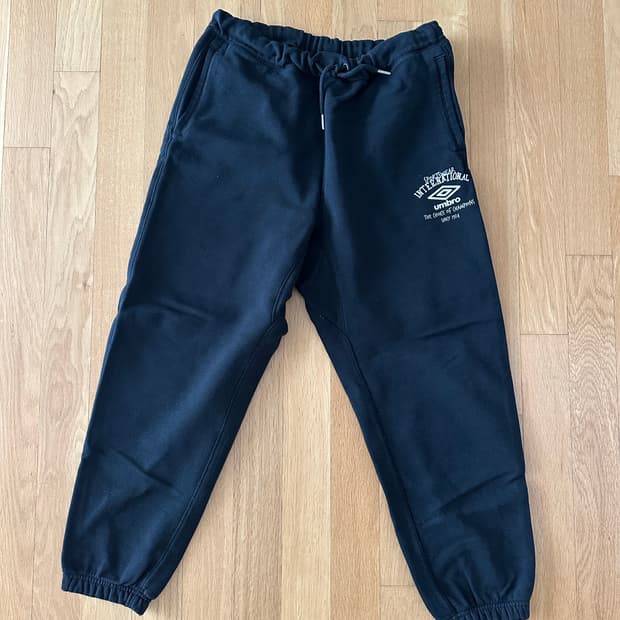 엄브로 UO421CFPN6 블랙 색상 조거팬츠