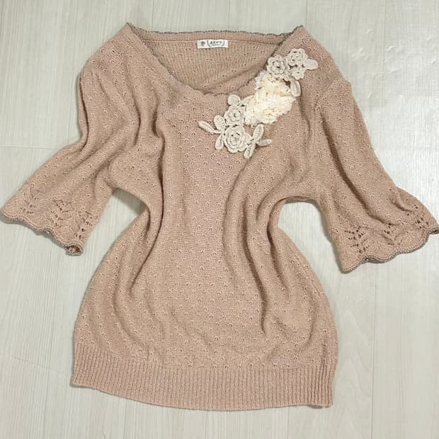 엑시즈팜 살구핑크 꽃자수 코사지 반팔 니트 히메갸루 모리걸 페어리
