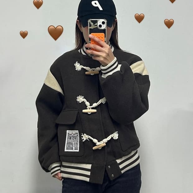 오아이오아이 떡볶이 단추 바시티 점퍼 