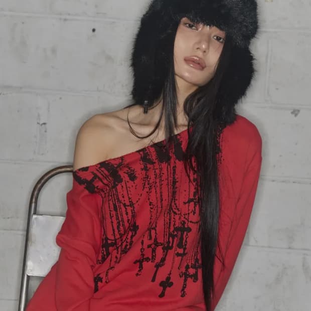 팬시클럽 넥클리스 원숄더 스웻셔츠