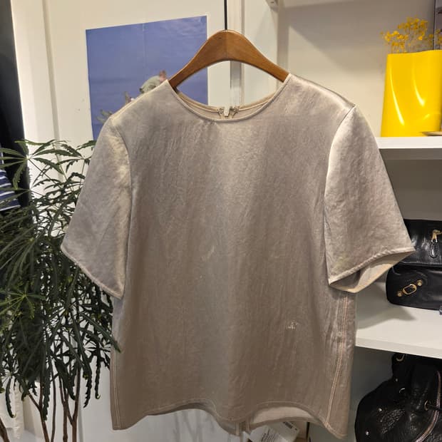 TIME 타임 글로시 새틴 블라우스  티셔츠