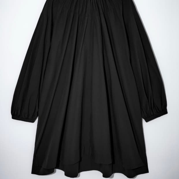 COS 오버사이즈 게더드 미니 드레스 블랙