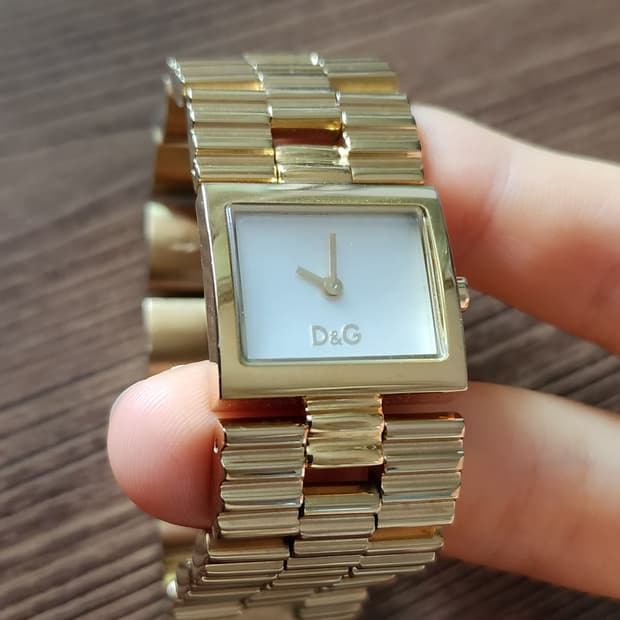 돌체앤가바나 D&G 금장시계(황정음시계)