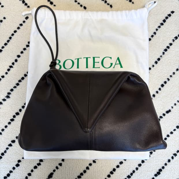 보테가베네타 트라이앵글 클러치백