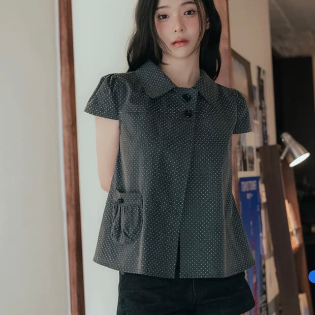 히이스쿨디스코 도트 버튼 퍼프소매 블라우스