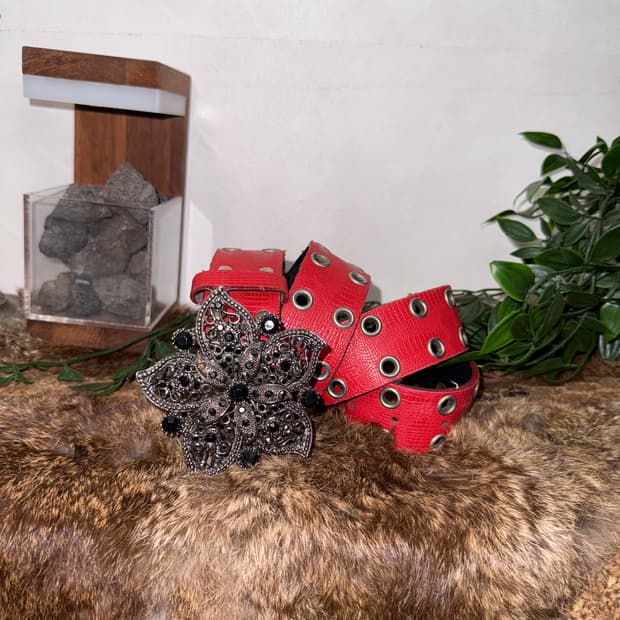 Red oriental flower cubic buckle belt