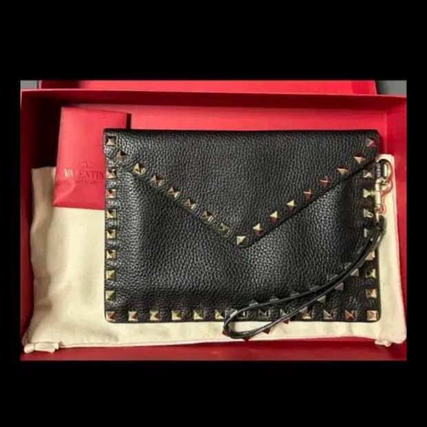 발렌티노 락스터드 언벨롭 클러치