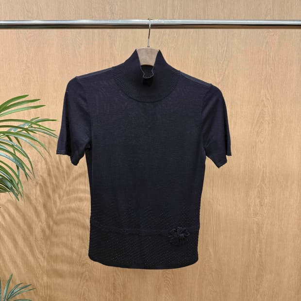 에스카다 터틀넥 반팔 니트 허리 비즈 장식 리본 디테일 블랙