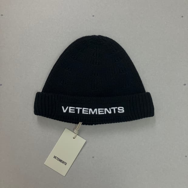 베트멍 로고 자수 비니 블랙