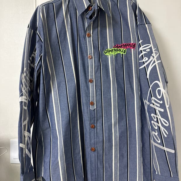 만지 그라피티 로고 자수 스트라이프 긴팔셔츠