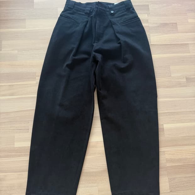 아트이프액츠 포켓 온 턱팬츠 블랙