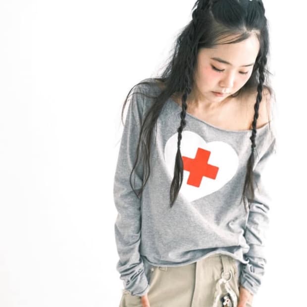 샵페어리 체리쉬 컷 하트 오프 티 그레이