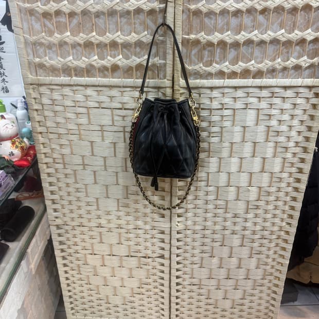 정품 발리 도나에 퀄팅 버킷백 팝니다