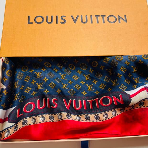 정품 루이비통 월드 맵 스퀘어 90 방도 실크 스카프. 구매가 120만원