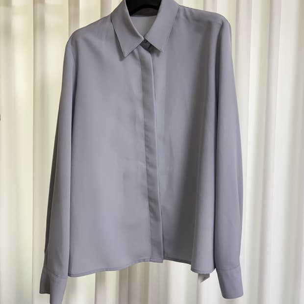 이바나헬싱키 Slim low satin shirt