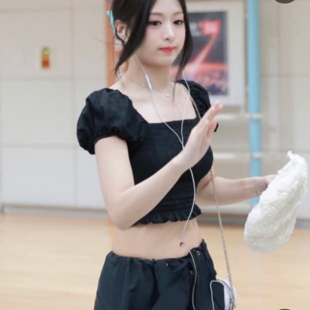 아현 착용) 낫유어로즈 사라 블라우스