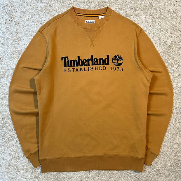 팀버랜드 TIMBERLAND 스펠로고 맨투맨 브라운