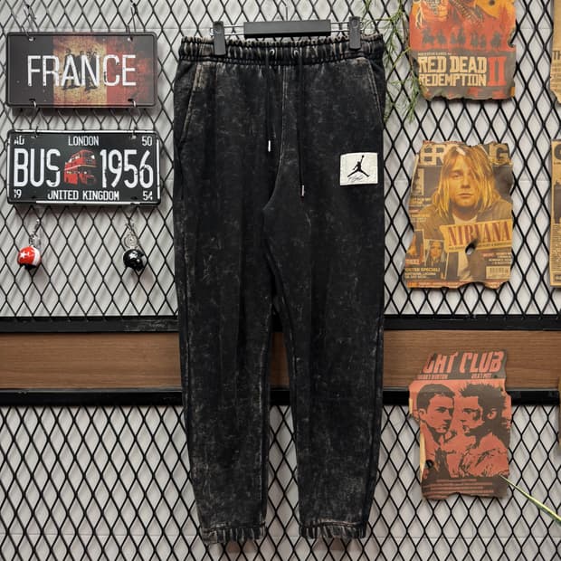 조던 에센셜 스테이트먼트 워시드 플리스 팬츠 전면 로고 포인트 블랙