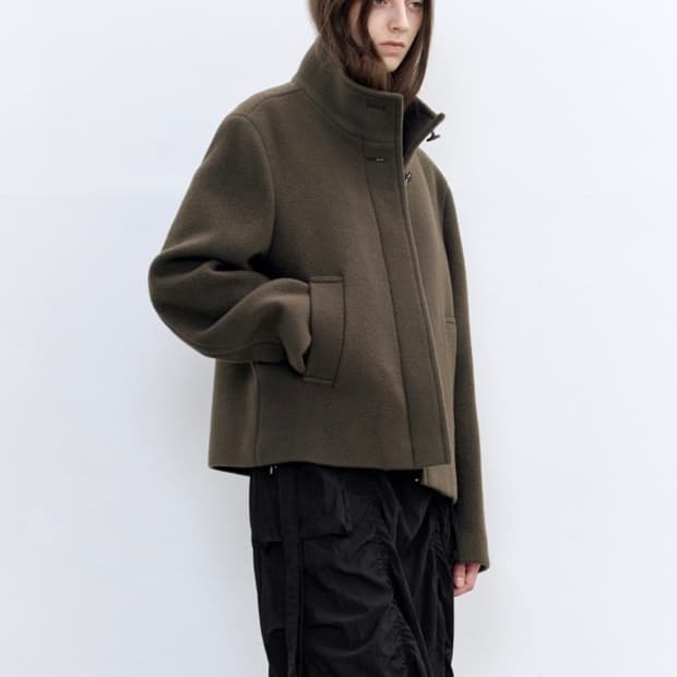 인사일런스우먼 하이넥 쇼트 코트