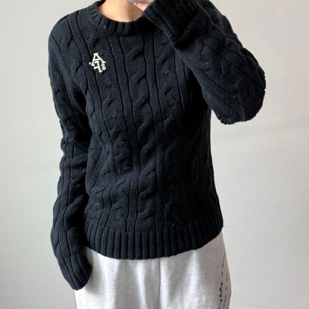 [L] 아베크롬비 앤 피치 블랙 자수 니트